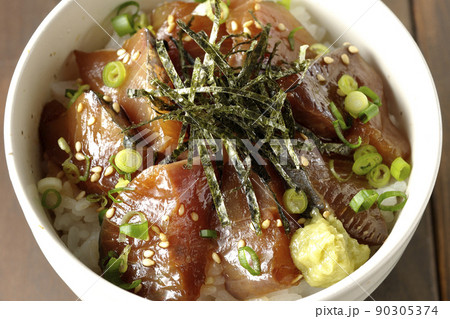 刻み海苔、万能葱、ワサビの乗ったワラサの漬け丼を俯瞰で撮影 刻み海苔、万能葱、ワサビの乗ったワラサの漬け丼を俯瞰で撮影 90305374