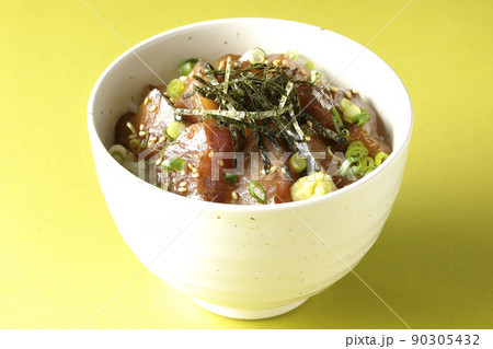 刻み海苔、万能葱、ワサビの乗ったワラサの漬け丼 刻み海苔、万能葱、ワサビの乗ったワラサの漬け丼 90305432