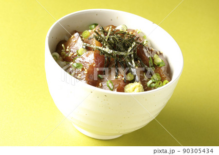 刻み海苔、万能葱、ワサビの乗ったワラサの漬け丼 90305434