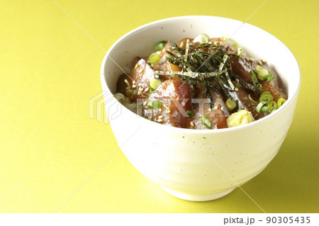 刻み海苔、万能葱、ワサビの乗ったワラサの漬け丼 90305435