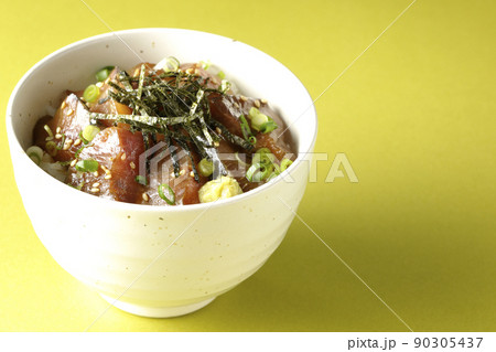 刻み海苔、万能葱、ワサビの乗ったワラサの漬け丼 90305437