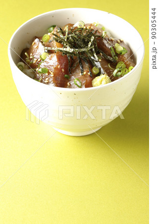 刻み海苔、万能葱、ワサビの乗ったワラサの漬け丼 刻み海苔、万能葱、ワサビの乗ったワラサの漬け丼 90305444