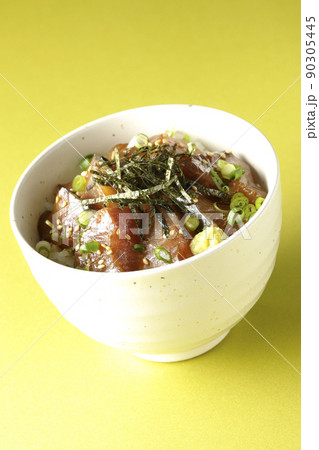 刻み海苔、万能葱、ワサビの乗ったワラサの漬け丼 90305445