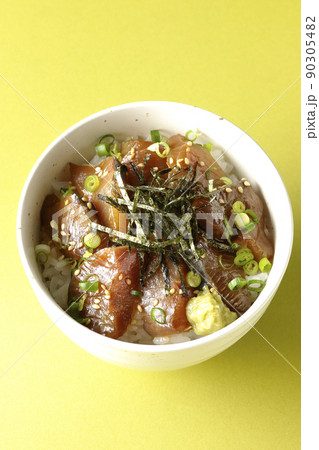 刻み海苔、万能葱、ワサビの乗ったワラサの漬け丼を俯瞰で撮影 90305482