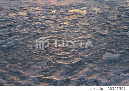 Snow-covered surface of the lake 90305501