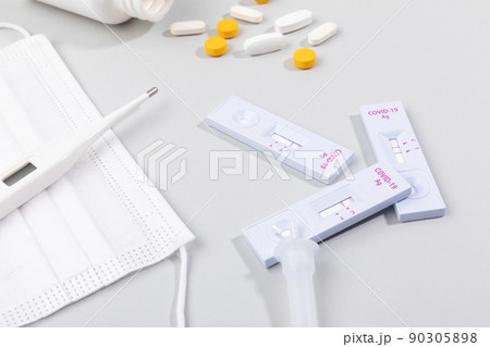 covid self testing kit with positive result 90305898