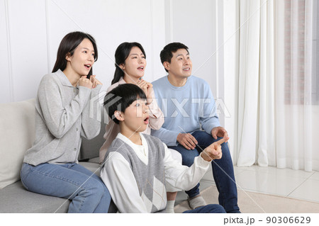 Asian Korean family_Photo of a family cheering while watching TV 90306629