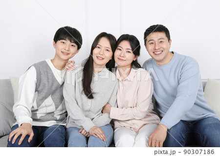 Asian Korean family_Photo of a smiling family sitting side by side 90307186