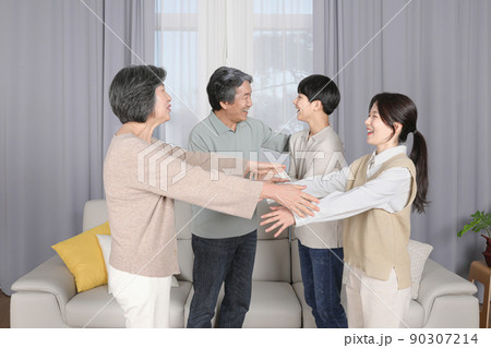 Asian Korean family_Grandchildren meeting grandparents Asian Korean family_Grandchildren meeting grandparents 90307214