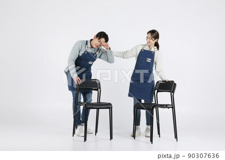 Asian Korean young man and woman startup concept_ tidying up their chairs 90307636