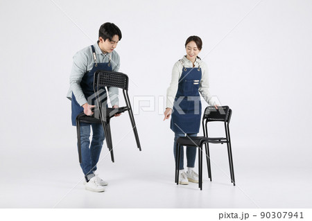 Asian Korean young man and woman startup concept_ tidying up their chairs 90307941