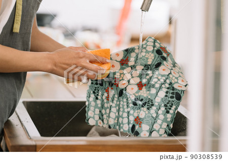 エコラップ・ミツロウラップを洗う女性の手元 撮影協力:Bee Eco Wraps Japan様 エコラップ・ミツロウラップを洗う女性の手元 撮影協力:Bee Eco Wraps Japan様 90308539