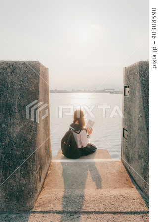 制服姿の女子高生と美しい夕焼け空 制服姿の女子高生と美しい夕焼け空 90308590