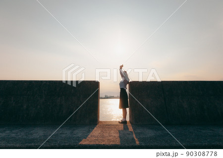 制服姿の女子高生と美しい夕焼け空 制服姿の女子高生と美しい夕焼け空 90308778