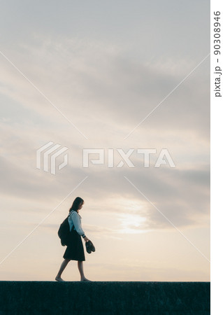 制服姿の女子高生と美しい夕焼け空 制服姿の女子高生と美しい夕焼け空 90308946