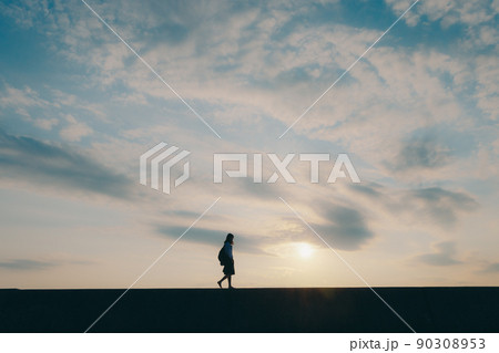 制服姿の女子高生と美しい夕焼け空 制服姿の女子高生と美しい夕焼け空 90308953