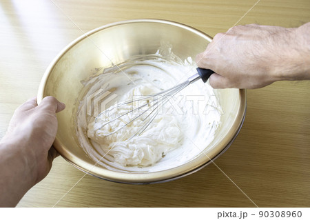 生クリームを泡立て器で泡立てる男のイメージ 90308960