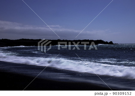 Black beach near El Golfo, Lanzarote, Spain 90309152