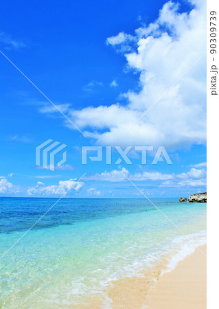 沖縄　宮古島　青空と海 90309739