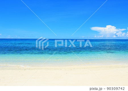 沖縄　宮古島　青空と海 90309742
