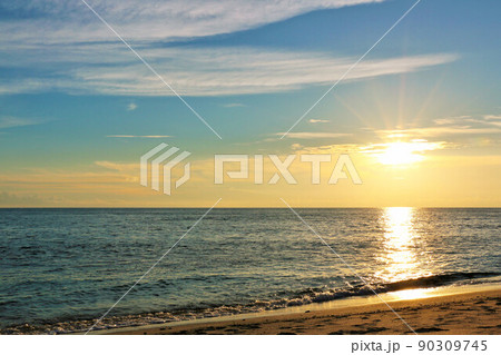 沖縄 宮古島からの夕日と海 沖縄 宮古島からの夕日と海 90309745