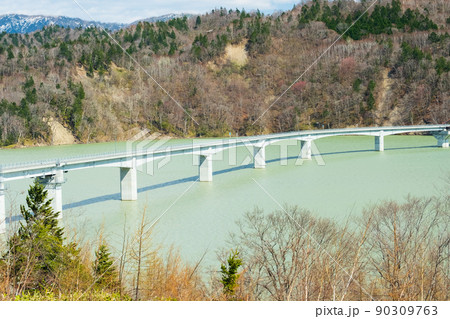 春のシューパロ湖の風景 90309763