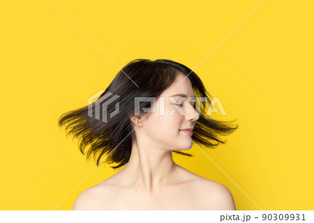 黒髪を振る女性　ヘアケアイメージ 90309931