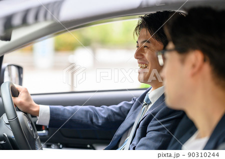 車を運転する男性　助手席に乗る男性　 90310244