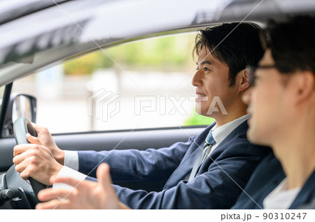 車を運転する男性　助手席に乗る男性　 90310247