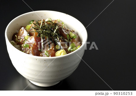 刻み海苔、万能葱、ワサビの乗ったワラサの漬け丼を黒背景で撮影 90310253