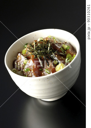 刻み海苔、万能葱、ワサビの乗ったワラサの漬け丼を黒背景で撮影 刻み海苔、万能葱、ワサビの乗ったワラサの漬け丼を黒背景で撮影 90310261