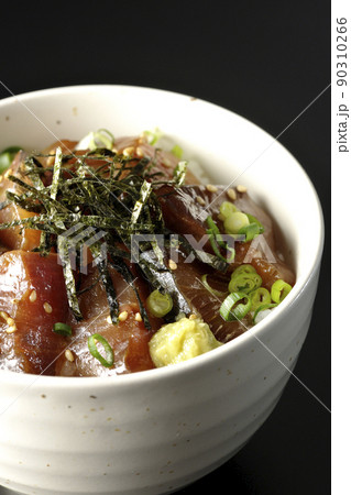 刻み海苔、万能葱、ワサビの乗ったワラサの漬け丼を黒背景で撮影 90310266