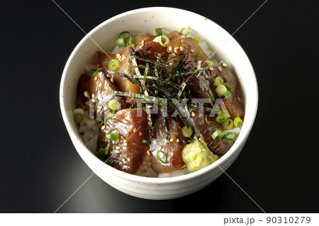 刻み海苔、万能葱、ワサビの乗ったワラサの漬け丼を黒背景で俯瞰撮影 刻み海苔、万能葱、ワサビの乗ったワラサの漬け丼を黒背景で俯瞰撮影 90310279