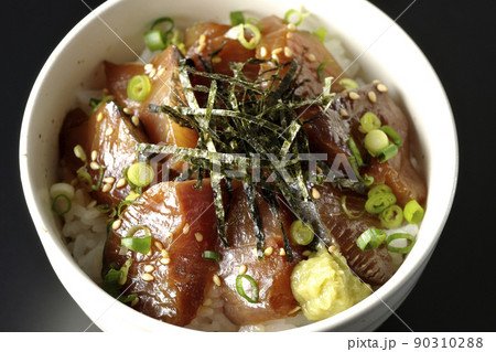 刻み海苔、万能葱、ワサビの乗ったワラサの漬け丼を黒背景で俯瞰撮影 刻み海苔、万能葱、ワサビの乗ったワラサの漬け丼を黒背景で俯瞰撮影 90310288