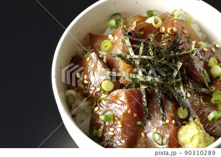 刻み海苔、万能葱、ワサビの乗ったワラサの漬け丼を黒背景で俯瞰撮影 90310289