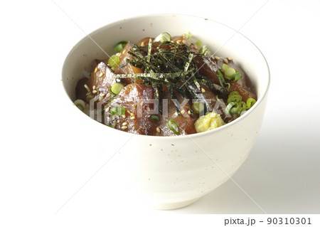 刻み海苔、万能葱、ワサビの乗ったワラサの漬け丼を白背景で撮影 刻み海苔、万能葱、ワサビの乗ったワラサの漬け丼を白背景で撮影 90310301