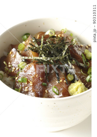 刻み海苔、万能葱、ワサビの乗ったワラサの漬け丼を白背景で撮影 刻み海苔、万能葱、ワサビの乗ったワラサの漬け丼を白背景で撮影 90310311