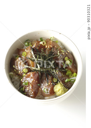 刻み海苔、万能葱、ワサビの乗ったワラサの漬け丼を白背景で俯瞰撮影 刻み海苔、万能葱、ワサビの乗ったワラサの漬け丼を白背景で俯瞰撮影 90310321