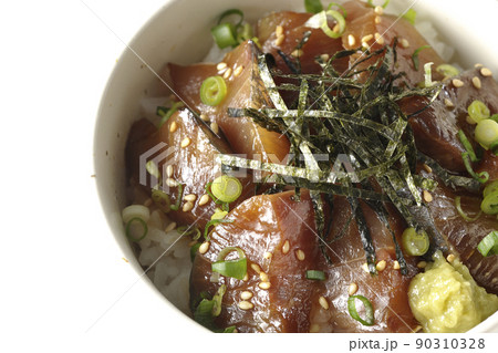 刻み海苔、万能葱、ワサビの乗ったワラサの漬け丼を白背景で俯瞰撮影 刻み海苔、万能葱、ワサビの乗ったワラサの漬け丼を白背景で俯瞰撮影 90310328