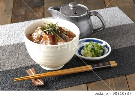 刻み海苔、万能葱、ワサビの乗ったワラサの漬け丼茶漬け 90310337