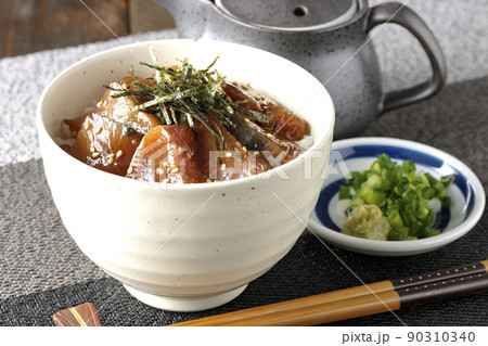 刻み海苔、万能葱、ワサビの乗ったワラサの漬け丼茶漬け 刻み海苔、万能葱、ワサビの乗ったワラサの漬け丼茶漬け 90310340