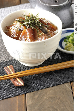 刻み海苔、万能葱、ワサビの乗ったワラサの漬け丼茶漬け 90310342