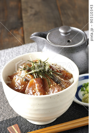 刻み海苔、万能葱、ワサビの乗ったワラサの漬け丼茶漬け 刻み海苔、万能葱、ワサビの乗ったワラサの漬け丼茶漬け 90310343