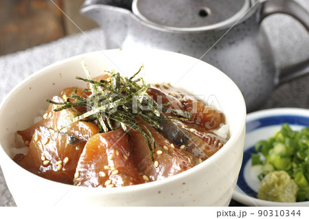 刻み海苔、万能葱、ワサビの乗ったワラサの漬け丼茶漬け 90310344