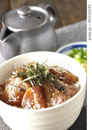 刻み海苔、万能葱、ワサビの乗ったワラサの漬け丼茶漬け 90310345