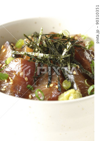 刻み海苔、万能葱、ワサビの乗ったワラサの漬け丼を白背景で撮影 刻み海苔、万能葱、ワサビの乗ったワラサの漬け丼を白背景で撮影 90310351