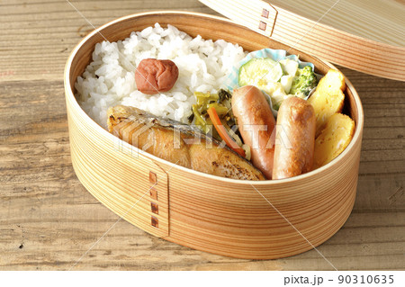 曲げわっぱに入っている鮭弁当 曲げわっぱに入っている鮭弁当 90310635
