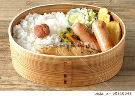 曲げわっぱに入っている鮭弁当 90310643