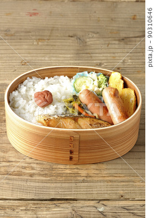 曲げわっぱに入っている鮭弁当 曲げわっぱに入っている鮭弁当 90310646