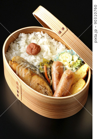 曲げわっぱに入っている鮭弁当を黒背景で撮影 90310760